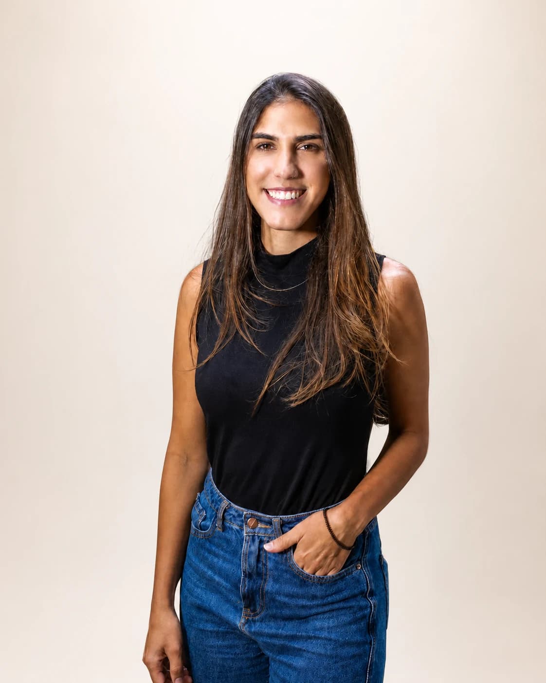 Retrato de Bruna em fundo claro de estúdio