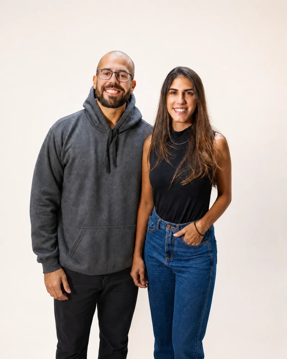Caio e Bruna, casal por trás da Arteiro, em fundo claro de estúdio