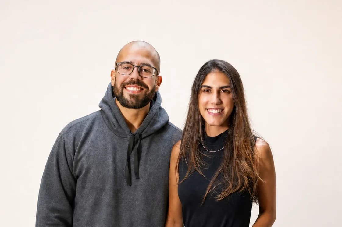 Caio e Bruna, as duas pessoas que conduzem o estúdio Arteiro