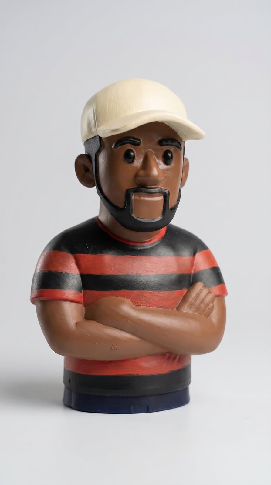 Miniatura caricata de homem de boné e camisa listrada, de braços cruzados