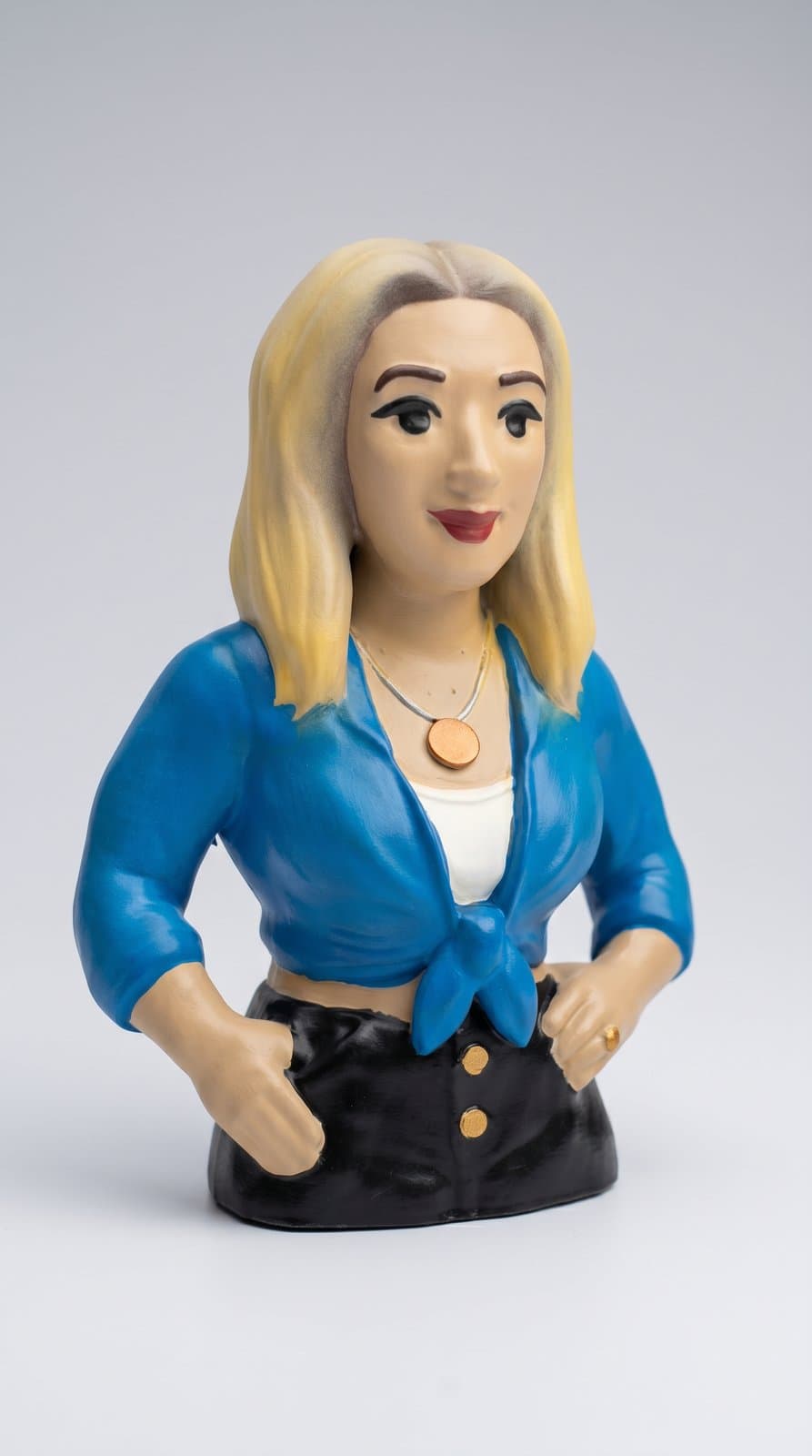 Miniatura caricata de mulher de blazer azul, pintada à mão