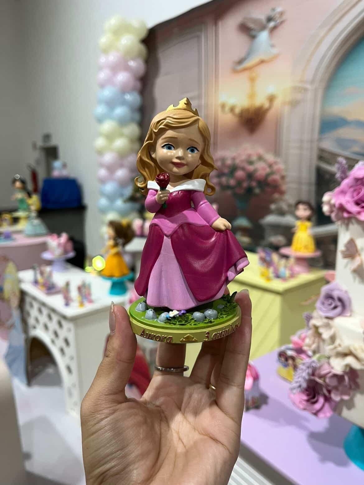 Miniatura personalizada fotografada em uma celebração