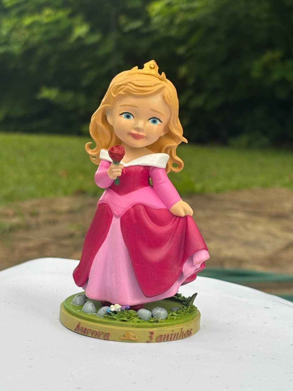 Miniatura personalizada de menina vestida de princesa, pintada à mão