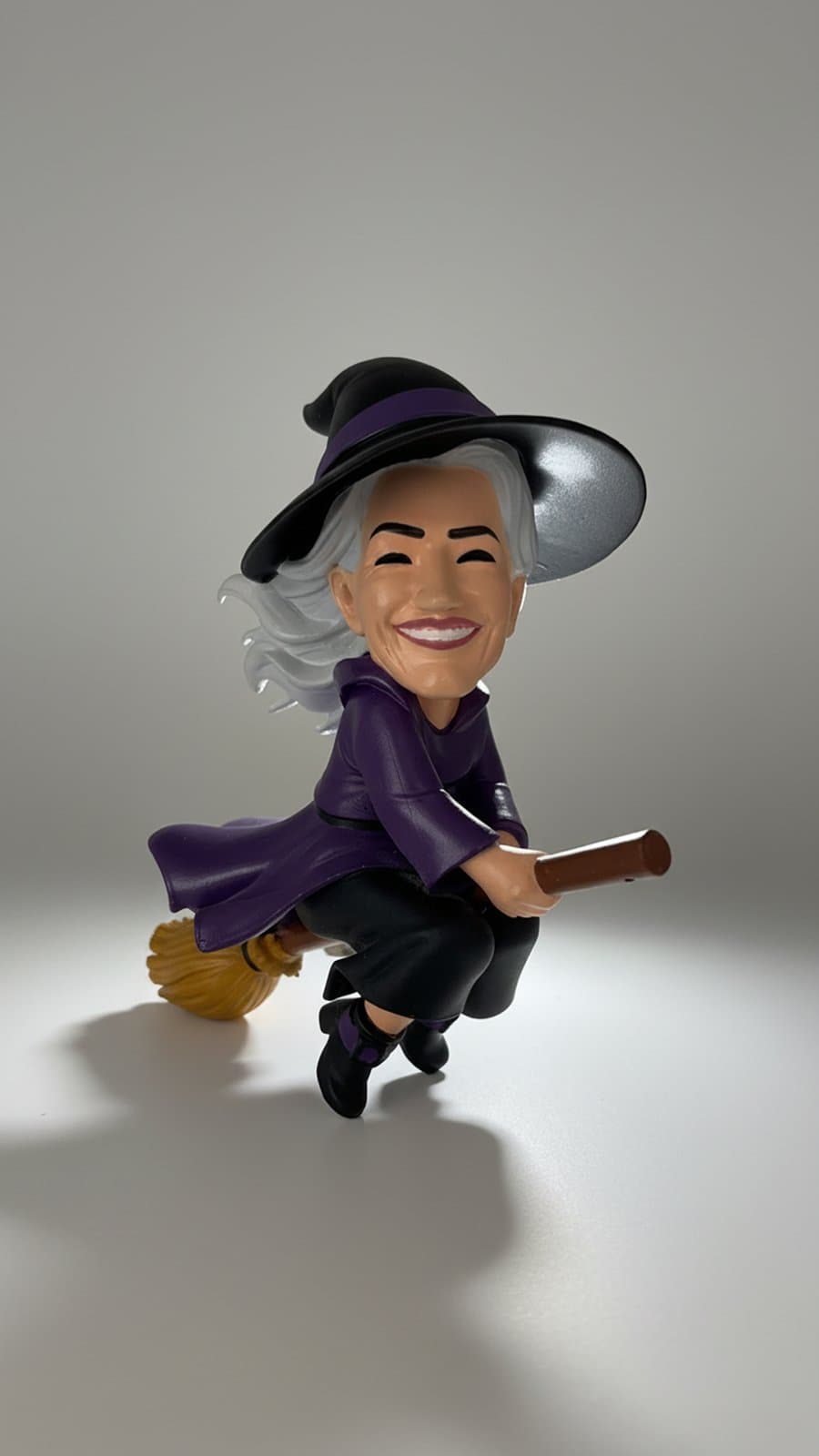 Miniatura caricata da Fernanda fantasiada de bruxa numa vassoura, pintada à mão