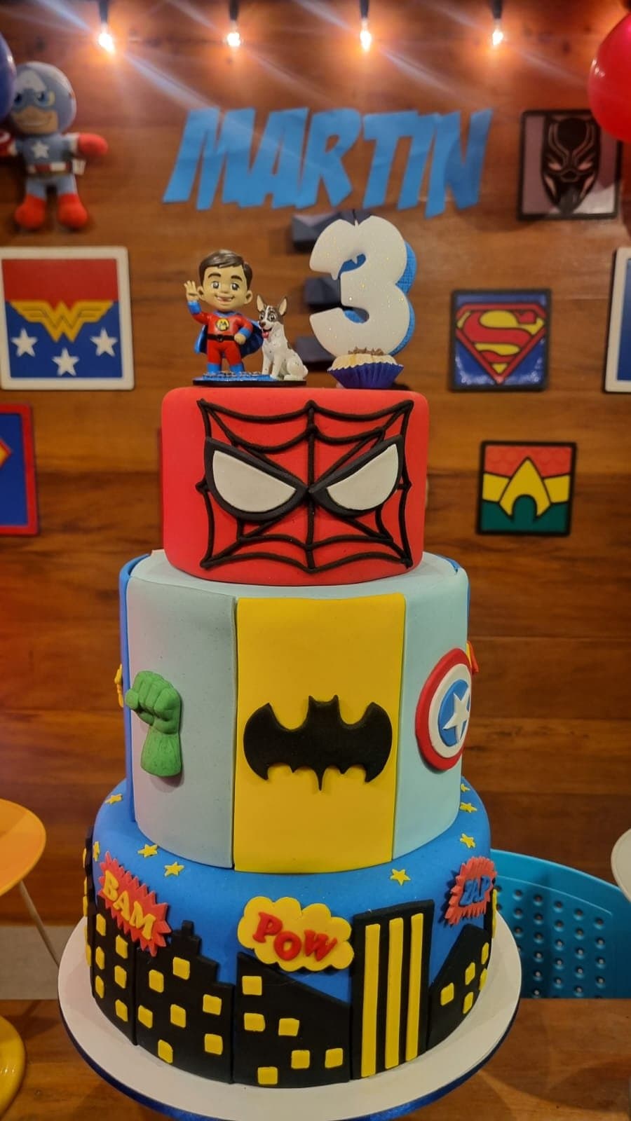 Topo de bolo personalizado de menino com super-herói