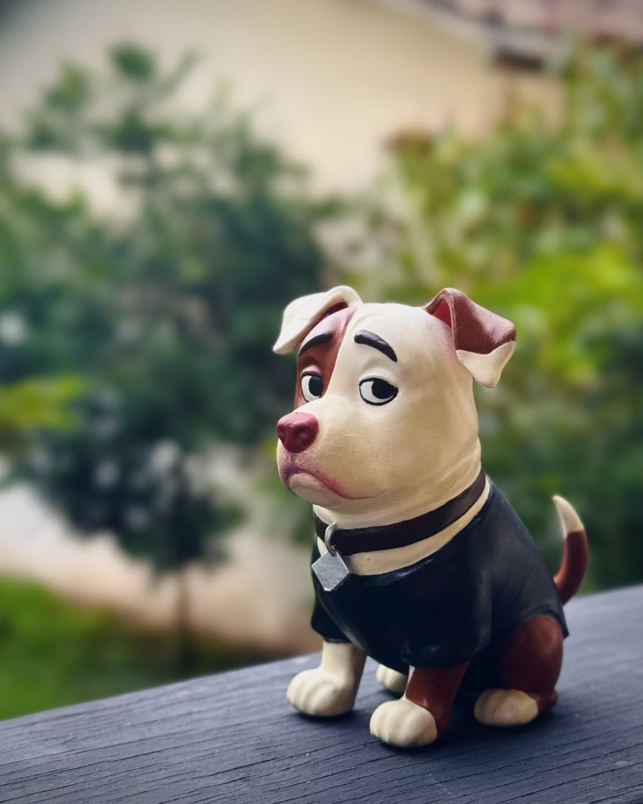 Miniatura personalizada de cachorro com camiseta, fotografada ao ar livre