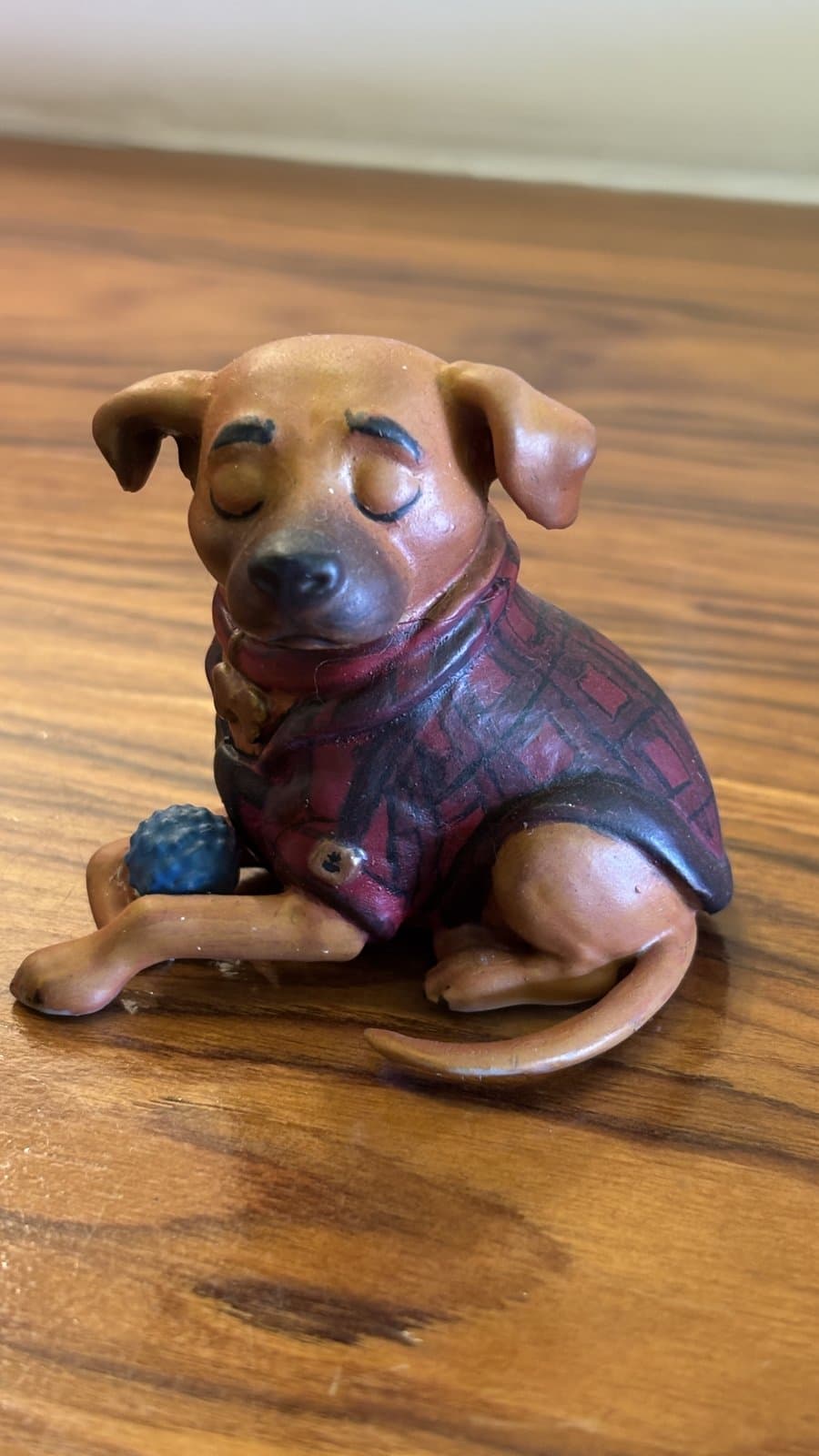Miniatura de pet com roupa e pelagem detalhadas